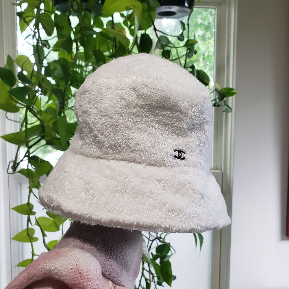 White Chanel bucket hat - Picture 7 of 9